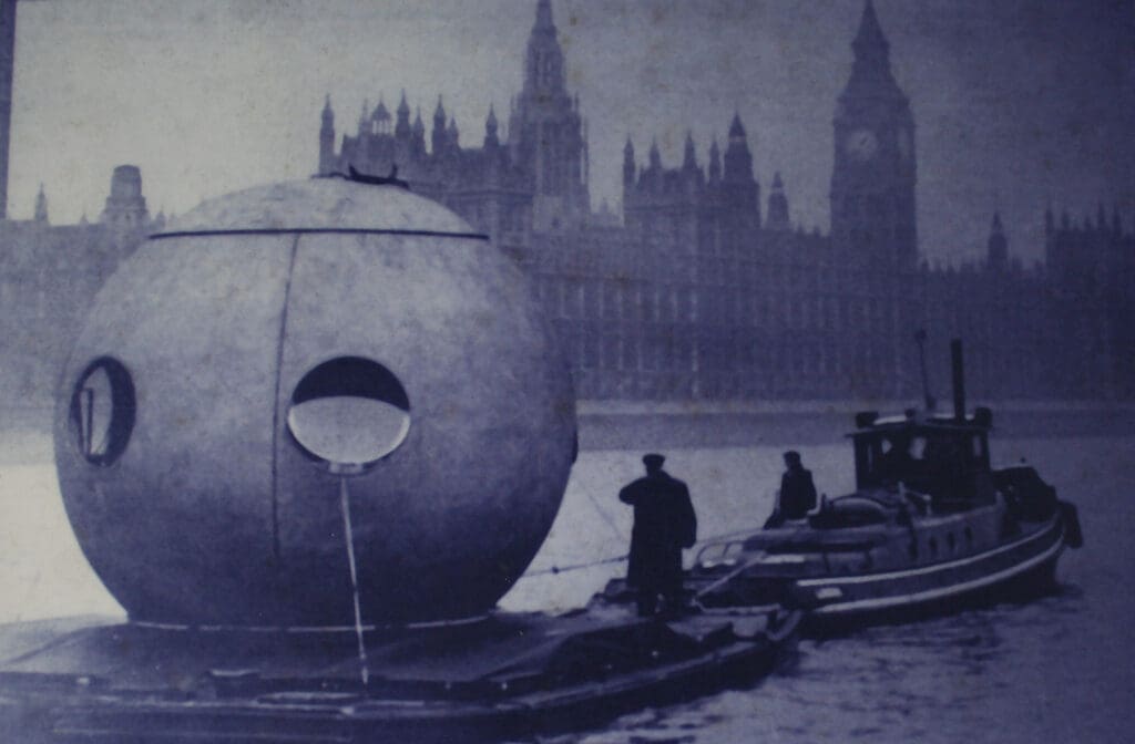 Historische Aufnahme eines Kugelhauses auf der Themse in London