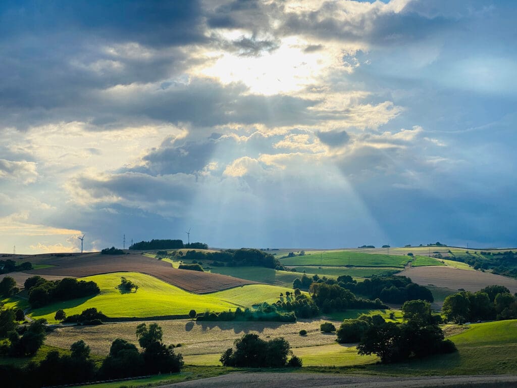 Schallodenbach, die Hügellandschaften mit Feldern und Wolken. 02.08.2021 