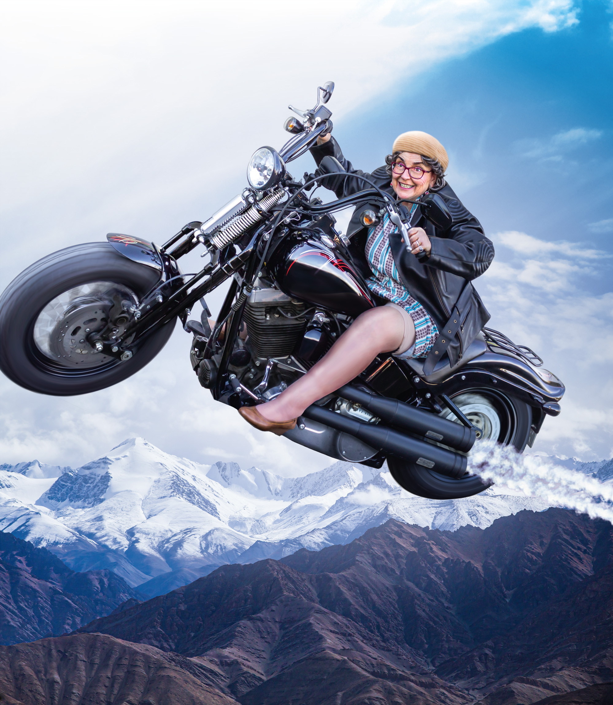 Alice Hoffmann fliegt auf einem Motorrad durch die Luft