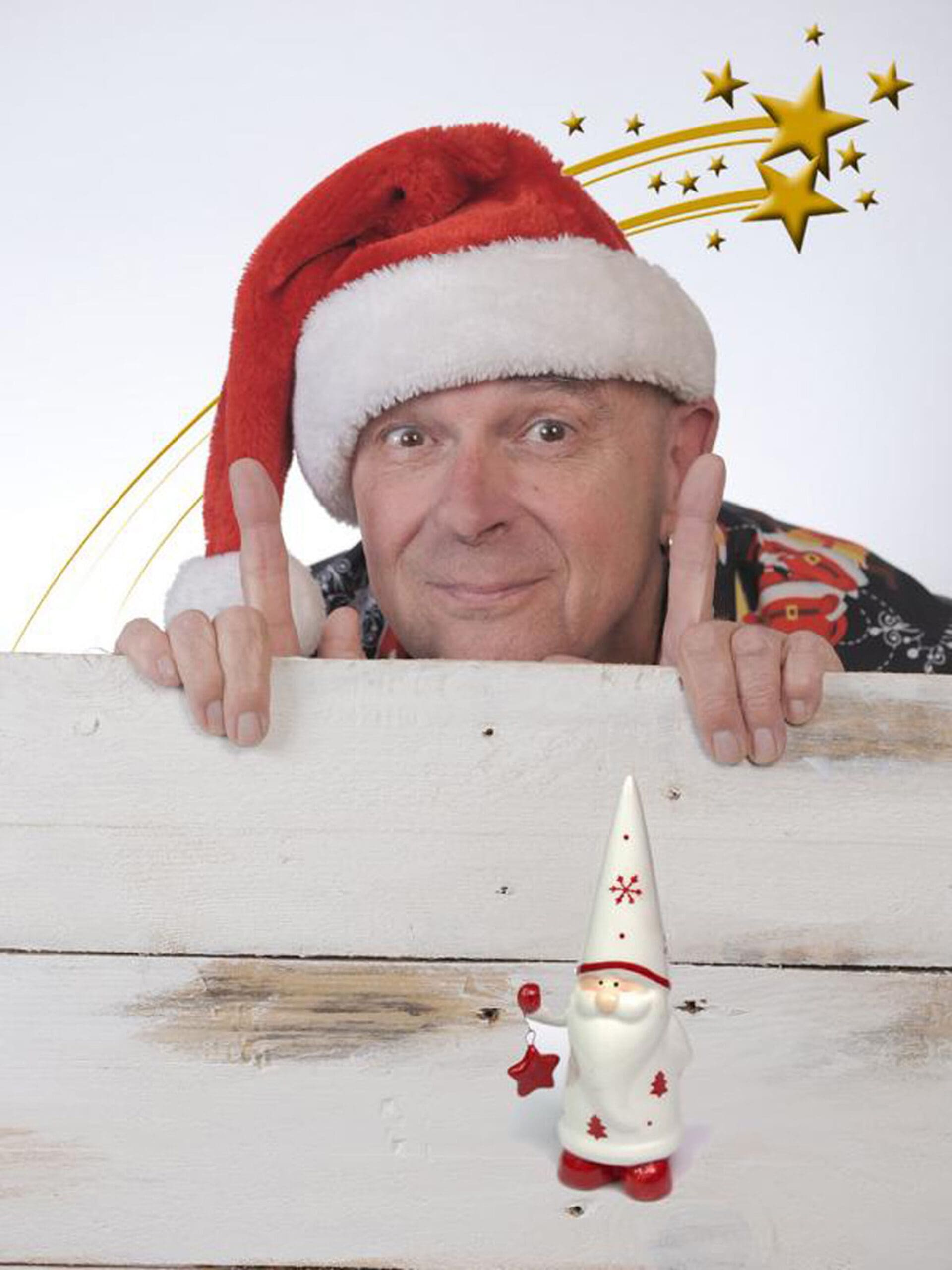 Frank Sauer mit Weihnachtsmütze auf dem Kopf