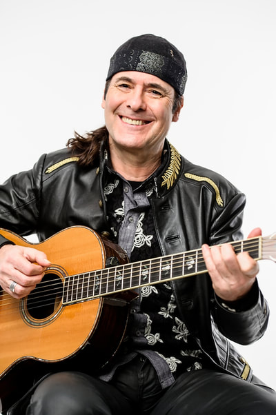 Marcel Adam mit Gitarre