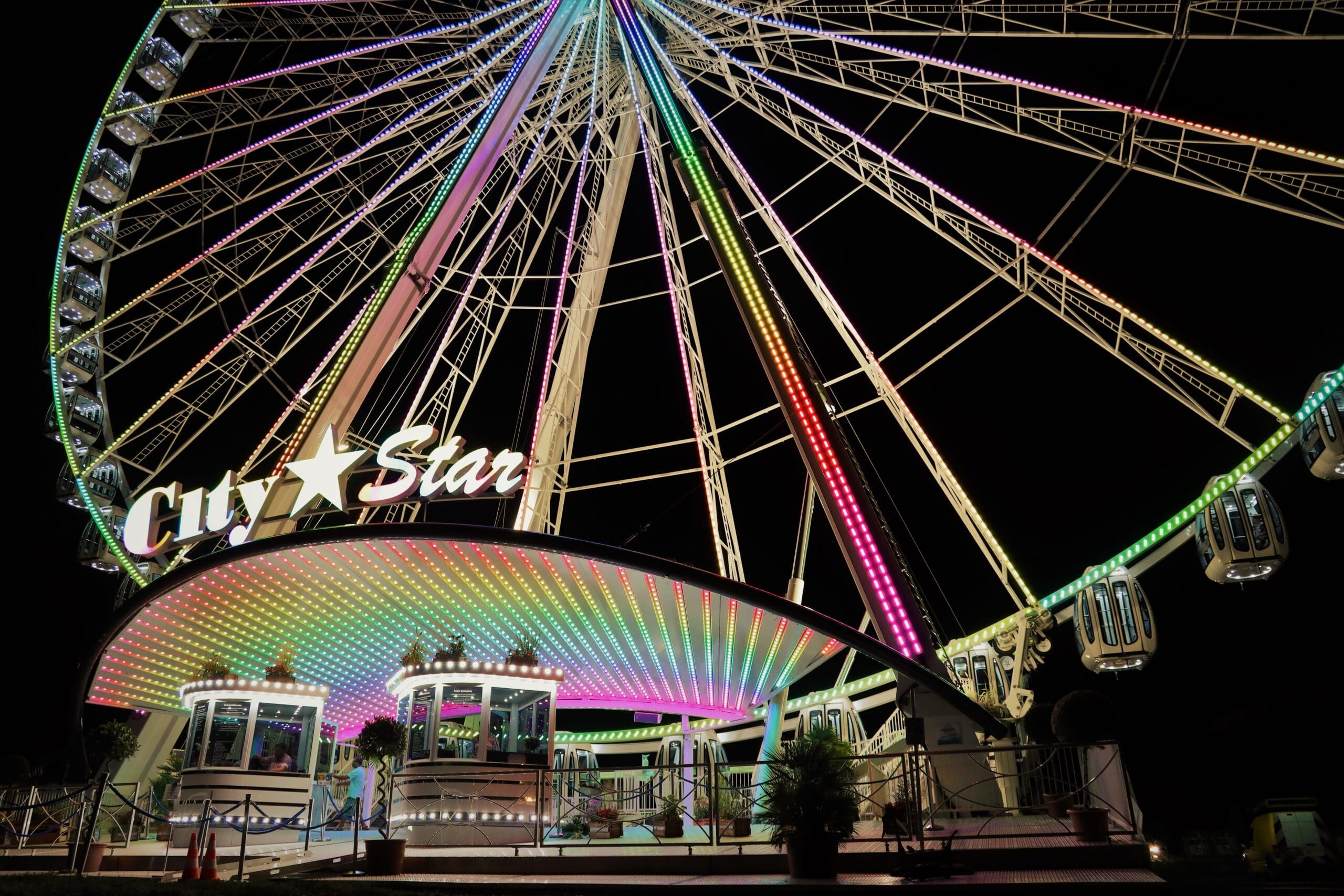 Das größte reisende Riesenrad der Welt City Star bunt beleuchtet